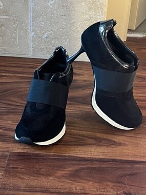 Women's Black Slip-On Elastic Band Sneakers